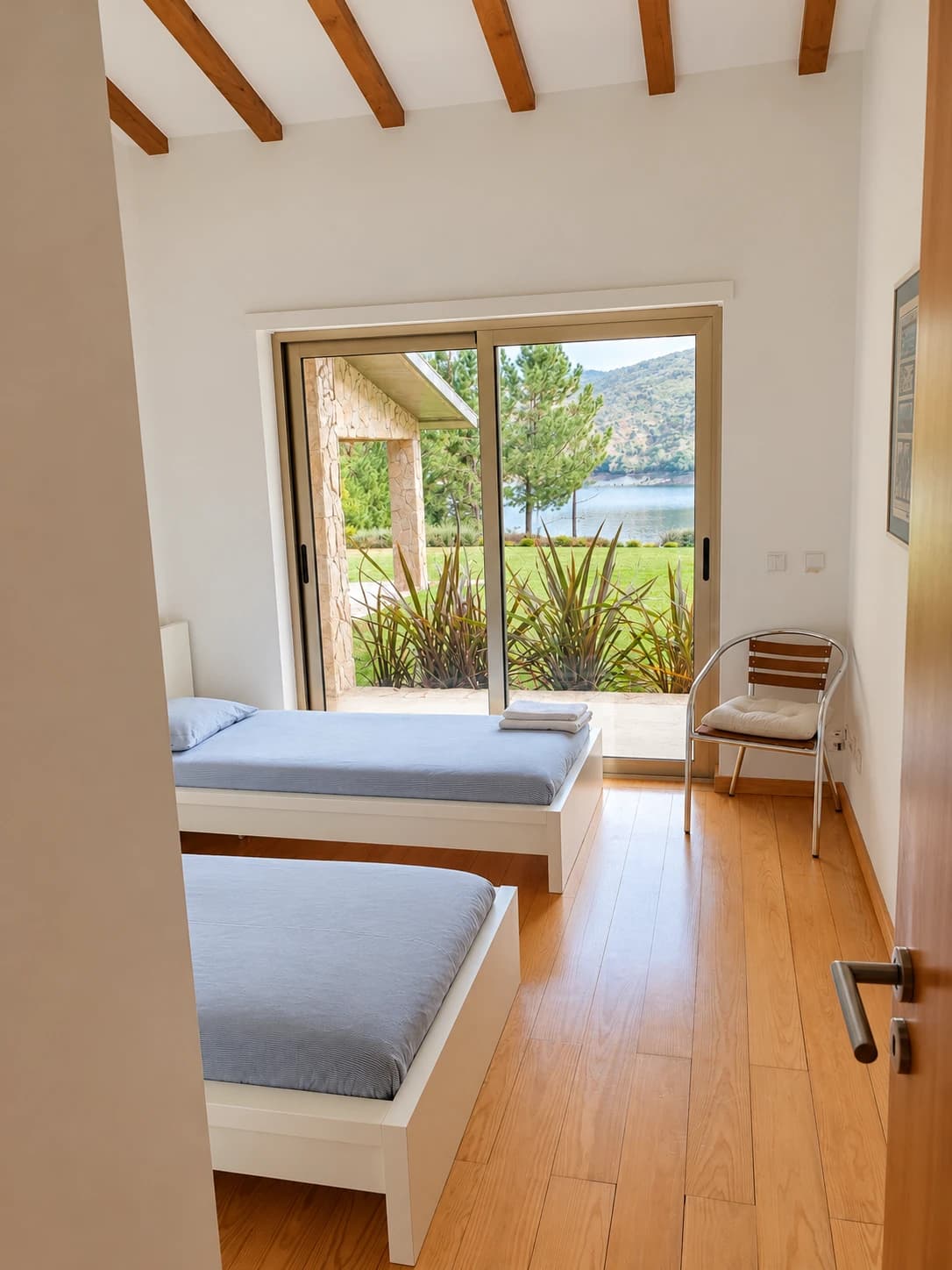 Lake Twin room with two single beds and a view of the garden and lake